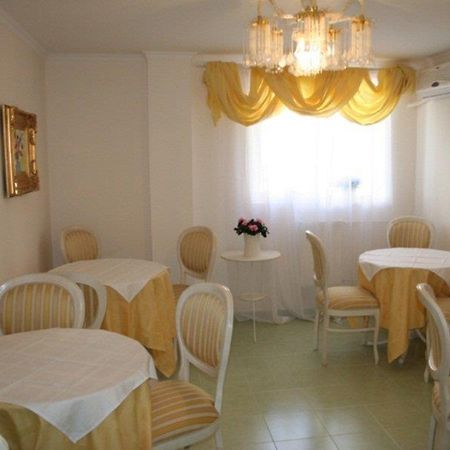 Hotel Nelisse Букурещ Ресторант снимка